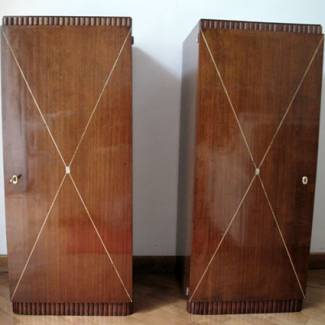 A pair podestal